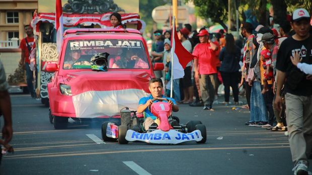 Pemkab Klaten menggelar Karnaval Pembangunan Klaten dalam rangka memeriahkan Hari Jadi ke-219 Kabupaten Klaten dan HUT ke-78 Republik Indonesia. Karnaval ini diikuti 40 kontingen yang berasal dari Organisasi Perangkat Daerah (OPD) Klaten, kecamatan, instansi, dan perusahaan.