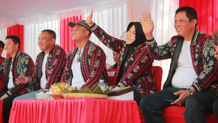 Mobil Hias Karnaval Pembangunan Klaten Tampilkan Inovasi-Prestasi OPD Pemkab Klaten menggelar Karnaval Pembangunan Klaten dalam rangka memeriahkan Hari Jadi ke-219 Kabupaten Klaten dan HUT ke-78 Republik Indonesia. Karnaval ini diikuti 40 kontingen yang berasal dari Organisasi Perangkat Daerah (OPD) Klaten, kecamatan, instansi, dan perusahaan.