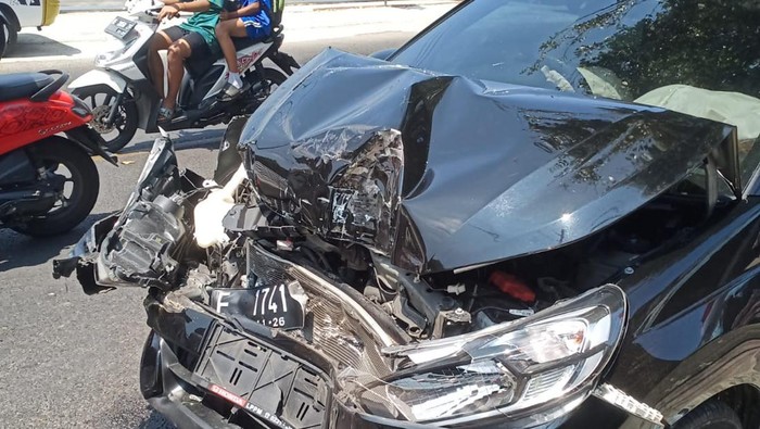 Mobil milik Kadisdikbud Kuningan Uca Somantri rusak pada bagian depan usai kecelakaan di Jalan Cirendang