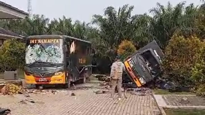 Mobil polisi dirusak saat demo di Bengkayang, Kalbar.