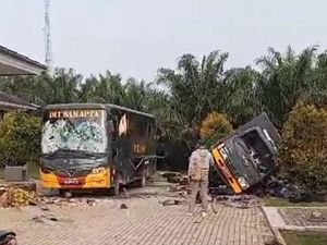 Demo Buruh di Bengkayang Ricuh, Sekuriti Luka-Mobil Polisi Dirusak Massa