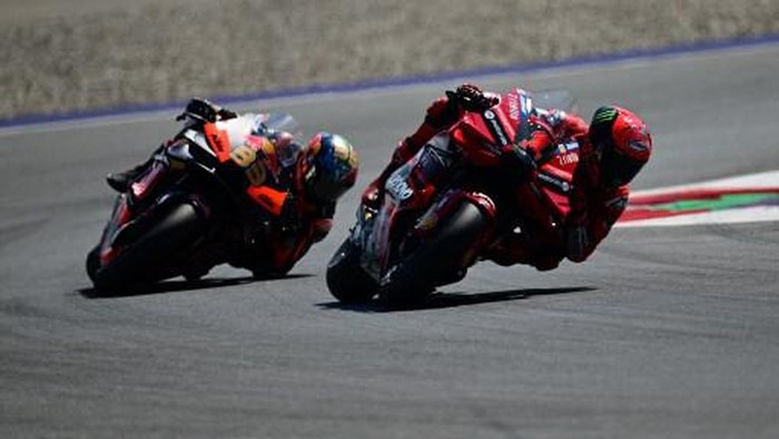 Ducati Lenovo Team Italian rider Francesco Bagnaia (R) and Red Bull KTM Factory Racing South African rider Brad Binder at the start of the MotoGP Austrian Grand Prix at the Red Bull Ring racetrack in Spielberg bei Knittelfeld, Austria, on August 20, 2023. (Photo by Jure Makovec / AFP)