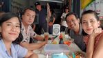 Nicholas Saputra Doyan Kulineran Bareng Teman Artis