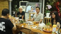 Tak hanya rekan artis, ada juga momen Nicholas Saputra bersama dengan pejabat tinggi. Ini momennya saat dijamu oleh Ganjar Pranowo. Foto: Instagram