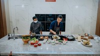 Tak hanya sebagai penikmat kuliner, Nicholas Saputra juga pandai memasak. Begini kesibukannya ketika ia memasak di dapur. Foto: Instagram