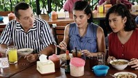 Masih adegan dalam film Aruna dan Lidahnya. Nicholas Saputra yang berperan sebagai chef di film tersebut memang sering kulineran. Foto: Instagram