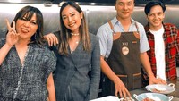 Bahkan ia pernah membuatkan masakan untuk rekan artisnya. Seperti yang tergambar pada foto ini, ia menyiapkan makanan untuk Jefri Nichol dan teman lainnya. Foto: Instagram