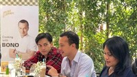 Nah, begini momen Nicholas Saputra saat akhirnya menikmati makanan yang dimasak untuk teman-temannya. Foto: Instagram