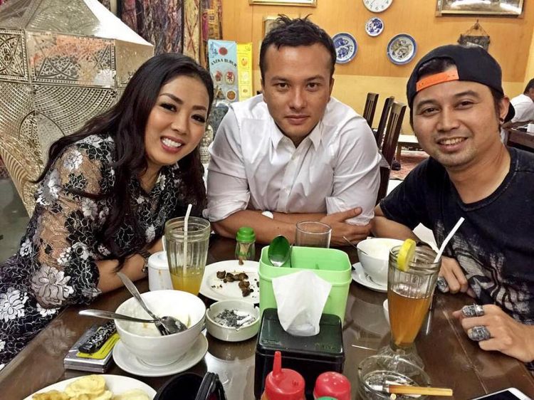 Nicholas Saputra Doyan Kulineran Bareng Teman Artis