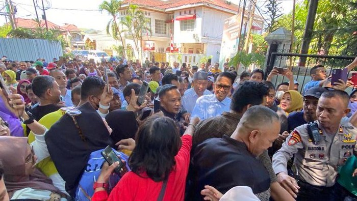 Nurdin Abdullah disambut relawan di kediamannya di Makassar, Sulsel.