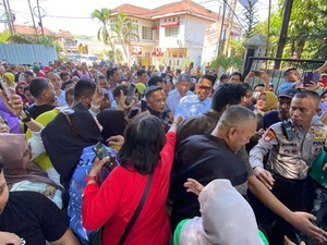 Momen Nurdin Abdullah Disambut Riuh Warga Saat Pulang ke Makassar