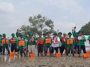 Pertamina Tanam Ribuan Mangrove di Pantai Tanjung Carat Sungsang