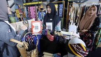  Pengunjung melihat produk pada pameran UMKM Gerakan Nasional (Gernas) Bangga Buatan Indonesia (BBI) dan Bangga Berwisata di Indonesia (BBWI) 2023. 