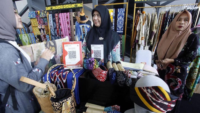 Pengunjung melihat pameran UMKM Gerakan Nasional (Gernas) Bangga Buatan Indonesia (BBI) dan Bangga Berwisata di Indonesia (BBWI) 2023 di Lanud Anang Busra, Tarakan, Kalimantan Utara, Sabtu (19/8/2023). Hadirnya Gernas BBI dan BBWI diyakini membuat pelaku usaha baik UMKM, IKM dan artisan daerah yang jumlahnya 20.447 UMKM tersebar di seluruh wilayah Kaltara, dapat masuk ke ekosistem digital serta memperoleh pelatihan, akses pendanaan, mengikuti pameran, dan virtual expo. ANTARA FOTO/Yulius Satria Wijaya/foc.