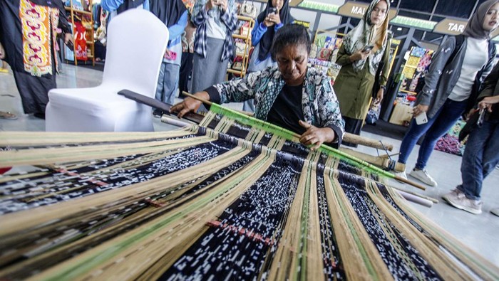 Pengunjung melihat pameran UMKM Gerakan Nasional (Gernas) Bangga Buatan Indonesia (BBI) dan Bangga Berwisata di Indonesia (BBWI) 2023 di Lanud Anang Busra, Tarakan, Kalimantan Utara, Sabtu (19/8/2023). Hadirnya Gernas BBI dan BBWI diyakini membuat pelaku usaha baik UMKM, IKM dan artisan daerah yang jumlahnya 20.447 UMKM tersebar di seluruh wilayah Kaltara, dapat masuk ke ekosistem digital serta memperoleh pelatihan, akses pendanaan, mengikuti pameran, dan virtual expo. ANTARA FOTO/Yulius Satria Wijaya/foc.