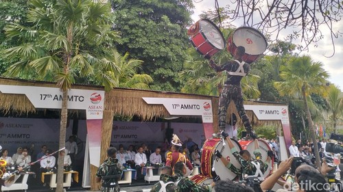Parade penyambutan delegasi AMMTC Labuan Bajo.