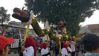 Rombongan pawai melintasi jalan diikuti dengan bergoyang ria yang membuat suasana pawai semakin asik untuk ditonton. Ibu-ibu yang ikut pawai juga tidak kalah heboh dengan bapak-bapak atau anak muda, sebagai contohnya ibu-ibu yang membawa oray liong yang hiperaktif secara bersama-sama menggerakan oray tersebut secara kompak dan tidak menabrak mengikuti tongkat mustika yang digerakkan secara memutar.