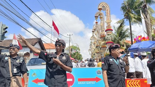 Penasihat Pecalang Desa Adat Kesiman Wayan Sudana (62) bersama dengan Pecalang lainnya ketika mengarahkan lalin di kawasan Pura Agung Petilan, Desa Adat Kesiman, Denpasar, Bali pada Minggu (20/8/2023)