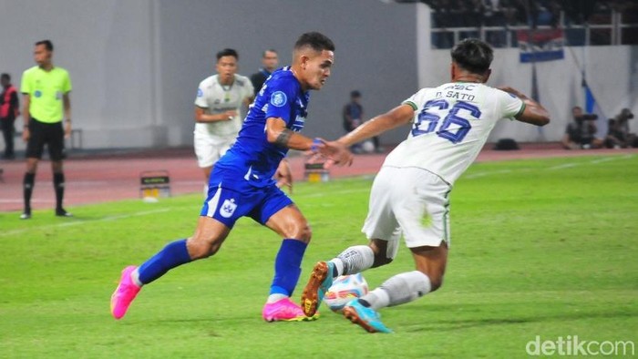 Pemain PSIS, Gali Freitas mendapat kawalan ketat dari bek Persib di Stadion Jatidiri Semarang, Minggu (20/8/2023).