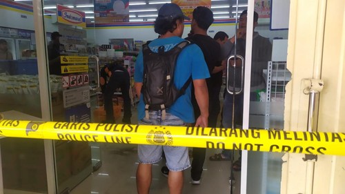 Petugas kepolisian Polres Jembrana saat melakukan olah TKP peristiwa pembobolan ATM di sebuah toko modern berjaringan di Desa Banyubiru, Kecamatan Negara, Kabupaten Jembrana, Minggu (20/8/2023).