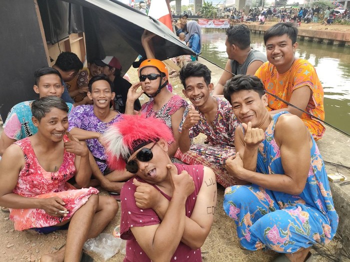 Peserta lomba panjat pinang di Sungai Kalimalang