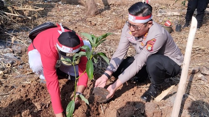 Polisi Hijaukan Kota Depok dengan Menanam Ratusan Pohon