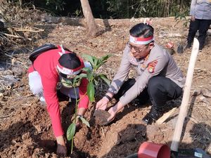 Gerakan Polisi Hijaukan Kota Depok dengan Menanam Ratusan Pohon