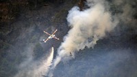 Upaya pemadaman tidak hanya melalui darat, damkar juga mengerahkan helikopter untuk menjinakkan api dari udara.  