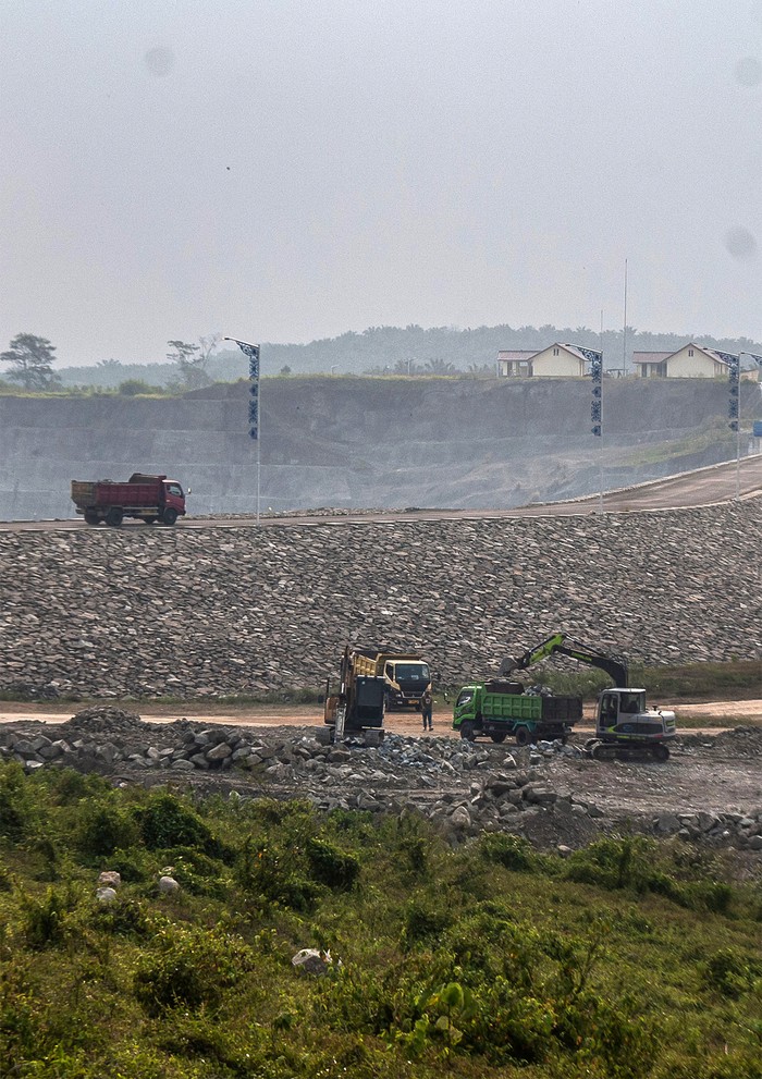 Pekerja menggunakan alat berat menyelesaikan pembangunan Waduk Karian di Lebak, Banten, Sabtu (19/8/2023). Presiden Joko Widodo akan segera meresmikan Waduk Karian yang mampu menampung 207 juta meter kubik air dan mengairi lahan irigasi seluas 21.545 hektar lahan pada Desember 2023 mendatang. ANTARA FOTO/Muhammad Bagus Khoirunas/foc.