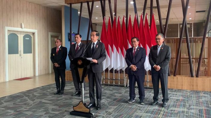 Presiden Jokowi saat konferensi pers di Bandara Kualanamu