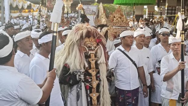 Prosesi Ngerebong di Pura Agung Petilan, Desa Adat Kesiman, Denpasar, Bali, pada Minggu (20/8/2023). (Ni Made Lastri Karsiani Putri/detikBali)
