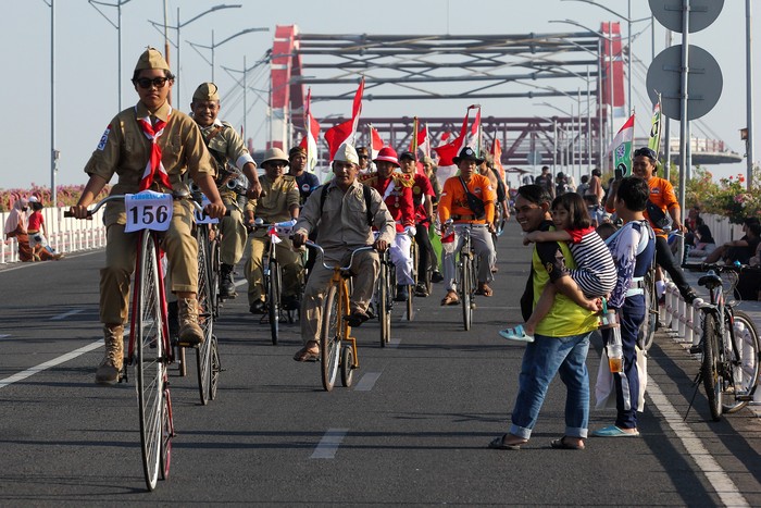 Sejumlah peserta bersiap untuk berpawai saat Jambore Sepeda Tua Nasional di Taman Suroboyo, Surabaya, Jawa Timur, Minggu (20/8/2023). Pawai yang diikuti ratuan peserta dari berbagai komunitas sepeda tua dari berbagai daerah itu untuk menyemarakkan HUT ke-78 RI. ANTARA FOTO/Didik Suhartono/aww.
