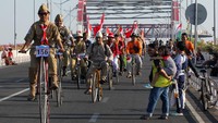 Peserta mengayuh sepeda tuanya melintasi Jembatan Suroboyo, Minggu (20/8/2023).  
