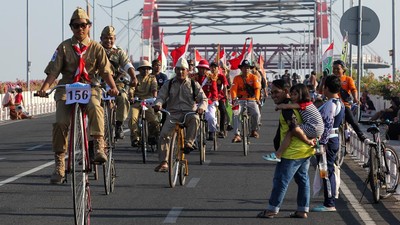 Ratusan Pecinta Sepeda Tua Pawai untuk Peringati HUT RI