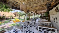 Kafe ini memiliki banyak spot duduk, baik pada area terbuka hingga pada area dengan tertutup. Tetapi paling nyaman adalah duduk di beanbag sambil menikmati senja di sini. (Weka Kanaka/detikcom)
