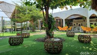 Reka Vida layaknya tempat berteduh di teriknya Bekasi. Karena nongkrong di sini, walaupun berkonsep kafe semi-outdoor, tetapi cukup adem karena terdapat pohon dan angin semilir yang sepoi-sepoi. (Weka Kanaka/detikcom)