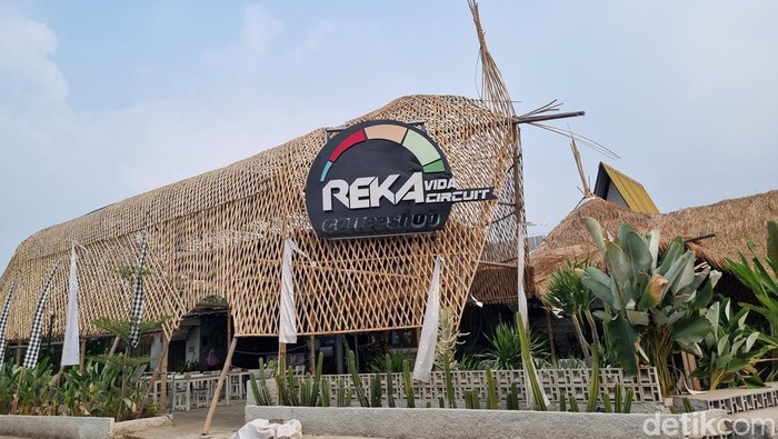 Reka Vida, kafe yang menyediakan sirkuit latihan balap motor di Bekasi.
