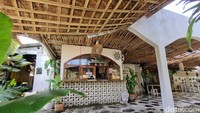 Reka Vida mengusung konsep bertema Bali dan Bohemian. Lewat bangunan serba putih dan ornamen serba coklat lewat ornamen kayu dan dedaunan kering. (Weka Kanaka/detikcom)