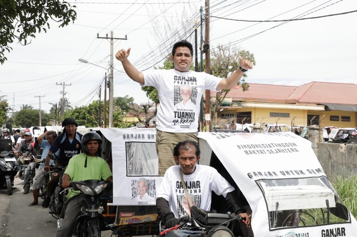 Relawan Ganjar Milenial Center (GMC) Sumatera Utara menggandeng 1.000 pengemudi becak motor di Medan. GMC mengumpulkan para pengemudi di Lapangan Wilayah Kecamatan Medan Denai, Kota Medan untuk bersilaturahmi dan konvoi di jalanan.