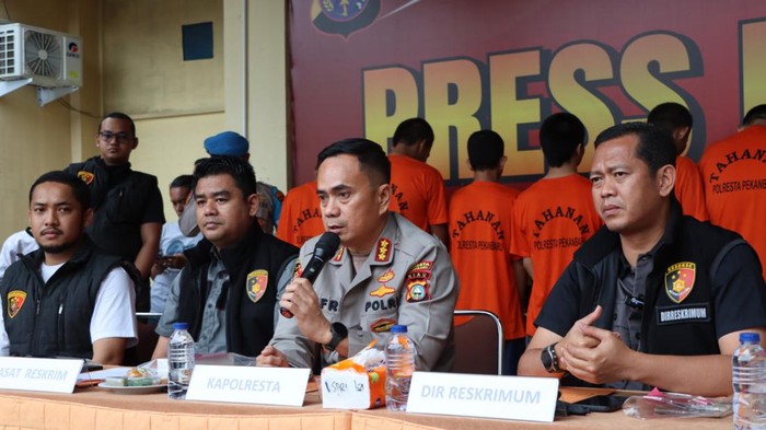 Rilis penangkapan tahanan yang kabur di Mapolresta Pekanbaru. (Foto: Dok. Polresta Pekanbaru)