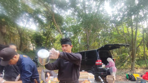Dudi Rahmadi tengah beraksi mengolah roti bakar zayn di area car free day South City, Cinere, Minggu (19/8/2023).