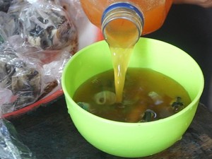 Mencicipi Rujak Batu-batu di Tanjung Benoa, Asam dan Pedas!