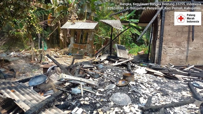 Rumah terbakar di Bangka saat ditinggal pemilik rumah ke rumah sakit.