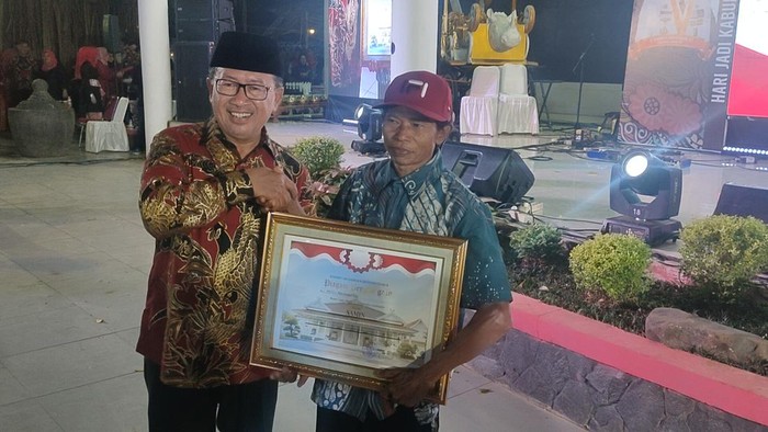 Samin mendapat penghargaan dari Bupati Cianjur Herman Suherman.