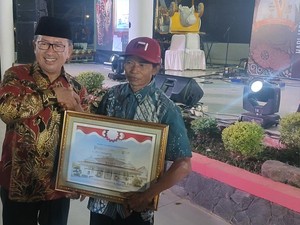 Aksi Heroik Samin Panjat Tiang Bendera Berbuah Penghargaan