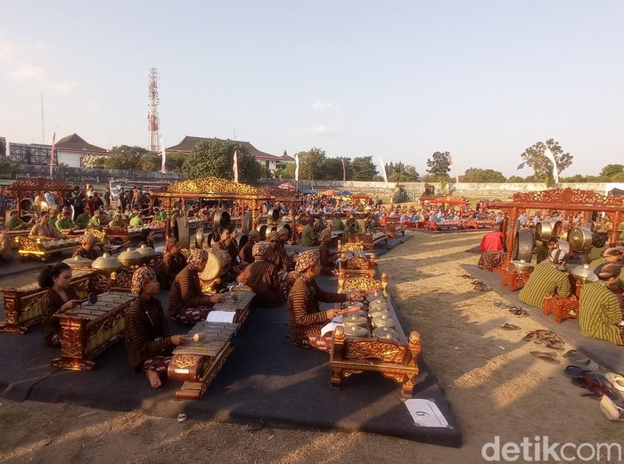 Sebanyak 480 pengrawit gamelan meramaikan pembukaan Yogyakarta Gamelan Festival (YGF) 28 Beyond The Sound di Stadion Kridosono Jogjakarta, Minggu (20/8/2023).