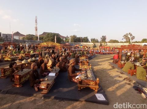 Sebanyak 480 pengrawit gamelan meramaikan pembukaan Yogyakarta Gamelan Festival (YGF) 28 Beyond The Sound di Stadion Kridosono Jogjakarta, Minggu (20/8/2023).
