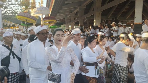 Sejumlah pemedek kerauhan saat mengikuti prosesi Ngerebong di Pura Agung Petilan, Desa Adat Kesiman, Denpasar, Bali, pada Minggu (20/8/2023). (Ni Made Lastri Karsiani Putri/detikBali)