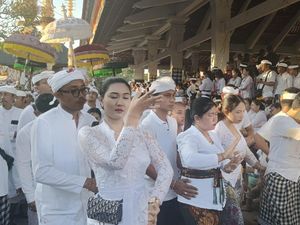 16  Ribu Pemedek Hadiri Tradisi Ngerebong di Pura Agung Petilan Kesiman