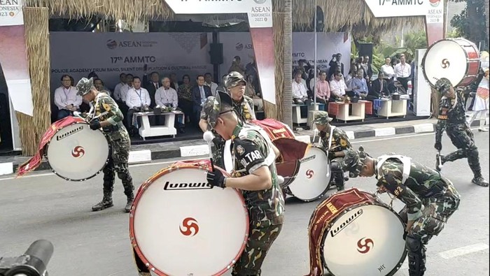 Taruna Akpol hingga warga NTT beraksi sambut delegasi 14 negara peserta AMMTC ke-17 Taruna Akpol hingga warga NTT beraksi sambut delegasi 14 negara peserta AMMTC ke-17